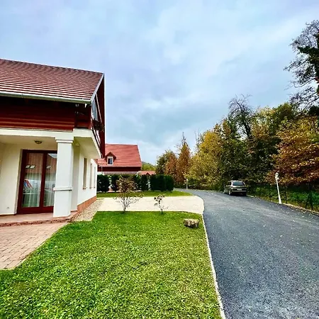 Luxus Lakas Az Erdei Villaparkban *